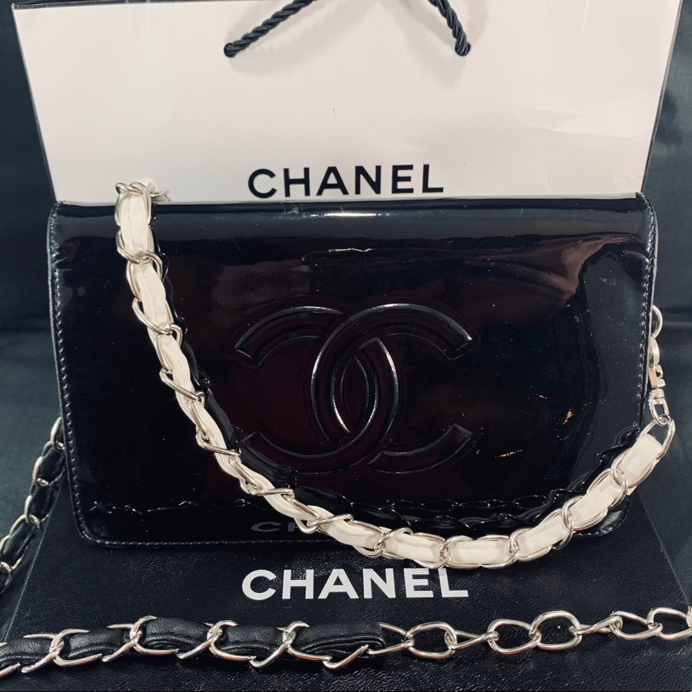 CHANEL CC/Camellia Reversible Wallet on Chain